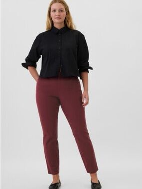 GAP Cropped Slim Ankle Khaki Pants in Burgundy